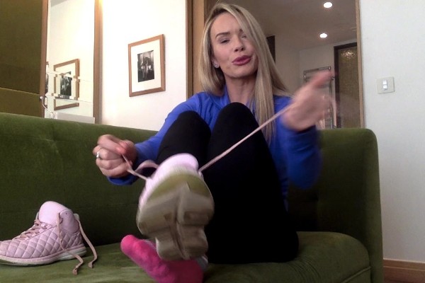 Miss Tiff - Only Lucky Boys Get to Sniff My Feet [HD, 720p]