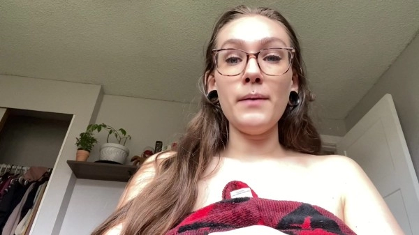 Divinebabe - Giantess mommy makes u eat ur cum