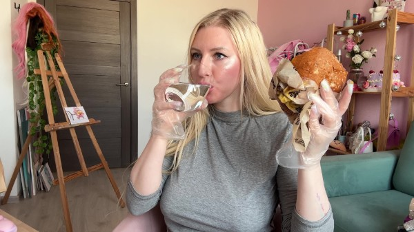 alicewarmheart - Ignoring you and eating the hamburger