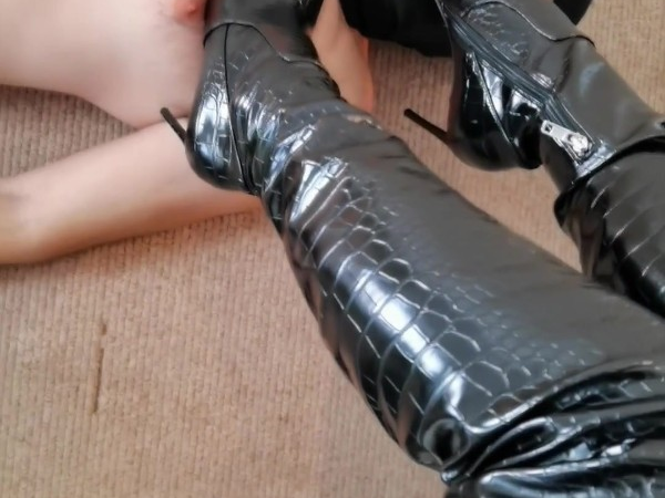 Young Goddess Kim - Using a slave