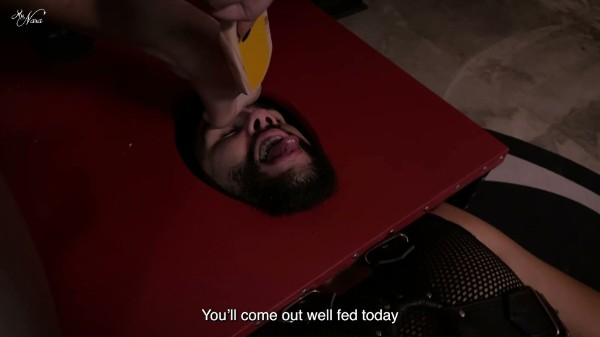 Mistress Nara Neveu - 4 girls feds a slave with feet scraps (1080 EN-sub)
