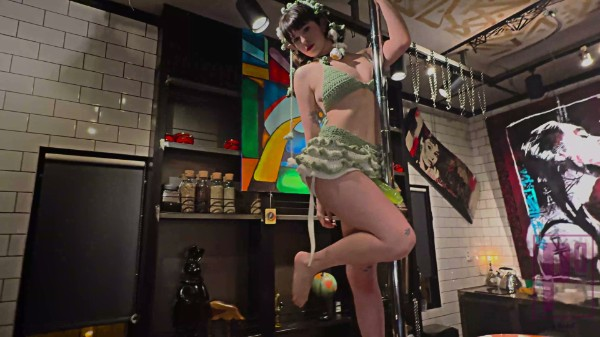 PeggingOnly - College Babe Pegging In The Art Gallery
