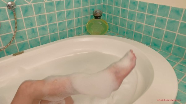 Mistress Victoria Colonna - Jacuzzi Foot Worship